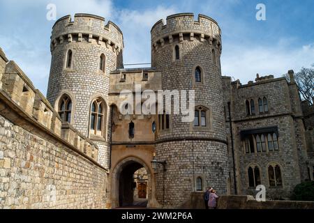 Windsor, Berkshire, Royaume-Uni. 23 février 2024. Le château de Windsor est une grande attraction touristique à Windsor. Le Royal Borough of Windsor & Maidenhead (RBWM) envisagerait une taxe de séjour. La question a été déposée lors de la réunion du Cabinet du RBWM mardi dernier. RBWM est dans une situation financière désastreuse avec près de 200 millions de livres de dettes. Crédit : Maureen McLean/Alamy Banque D'Images