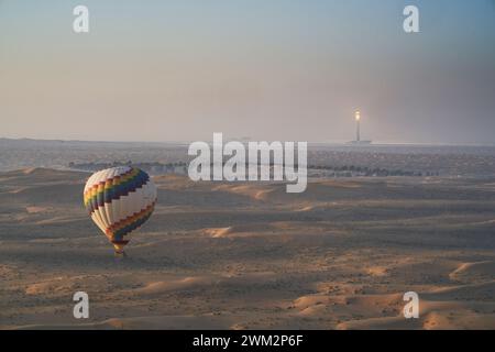 Montgolfières au-dessus du parc solaire Mohammed bin Rashid Al Maktoum, Dubaï, Émirats arabes Unis. Banque D'Images