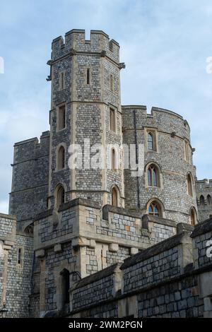 Windsor, Berkshire, Royaume-Uni. 23 février 2024. Le château de Windsor est une grande attraction touristique à Windsor. Le Royal Borough of Windsor & Maidenhead (RBWM) envisagerait une taxe de séjour. La question a été déposée lors de la réunion du Cabinet du RBWM mardi dernier. RBWM est dans une situation financière désastreuse avec près de 200 millions de livres de dettes. Crédit : Maureen McLean/Alamy Banque D'Images