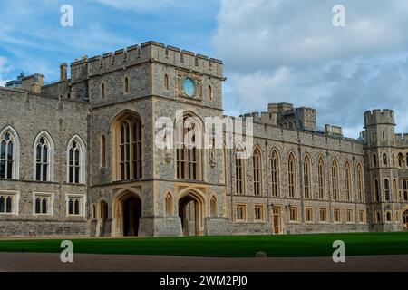 Windsor, Berkshire, Royaume-Uni. 23 février 2024. Le château de Windsor est une grande attraction touristique à Windsor. Le Royal Borough of Windsor & Maidenhead (RBWM) envisagerait une taxe de séjour. La question a été déposée lors de la réunion du Cabinet du RBWM mardi dernier. RBWM est dans une situation financière désastreuse avec près de 200 millions de livres de dettes. Crédit : Maureen McLean/Alamy Banque D'Images