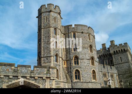 Windsor, Berkshire, Royaume-Uni. 23 février 2024. Le château de Windsor est une grande attraction touristique à Windsor. Le Royal Borough of Windsor & Maidenhead (RBWM) envisagerait une taxe de séjour. La question a été déposée lors de la réunion du Cabinet du RBWM mardi dernier. RBWM est dans une situation financière désastreuse avec près de 200 millions de livres de dettes. Crédit : Maureen McLean/Alamy Banque D'Images