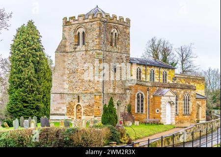 Une vue vers la fin de la tour de l'église All Saints du XVIIIe siècle à Lamport, Northamptonshire, Royaume-Uni un jour d'hiver Banque D'Images