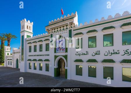 Tétouan, Maroc. 26 janvier 2024. Vue extérieure de l'art moderne de Tétouan écrit en espagnol et arabe, ancienne gare Banque D'Images