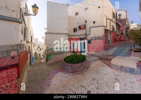 Tétouan, Maroc. 26 janvier 2024. Rue peinte par la communauté dans la vieille ville Banque D'Images