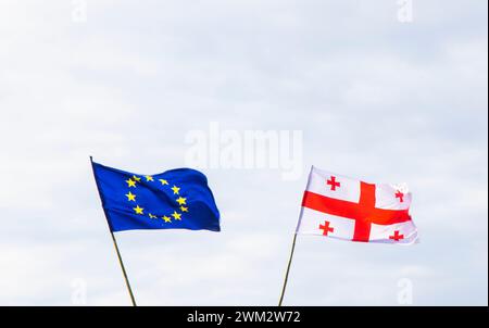L'union européenne et le drapeau géorgien sur fond de ciel clair Banque D'Images