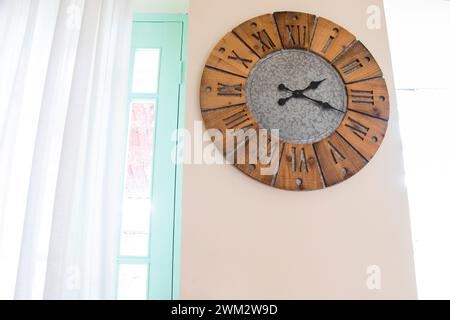 Horloge sur le mur à côté de la porte verte dans le salon Banque D'Images