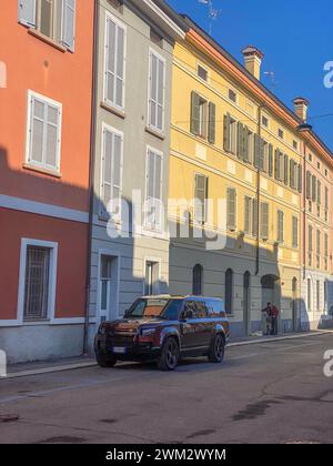 Cremona, Italie - 15 février 2024 Land Rover Defender 130 se Sedona Red suv 4x4 véhicule en position de stationnement. Banque D'Images