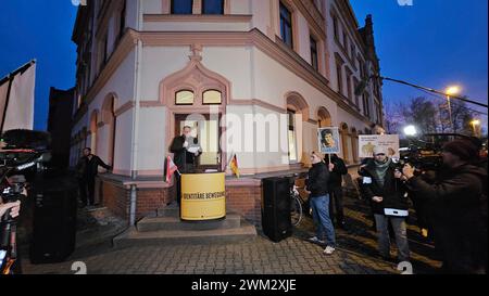 Demo gegen Identitäre Bewegung 23.02.2024, Chemnitz, Demonstration Das Bündnis Chemnitz Nazifrei Hat für Freitag um 18,00 Uhr in Chemnitz, Zwickauer Straße/ Edisonstraße, zu einer Demonstration gegen das Identitäre Zentrum und den rechtsextremen Aktivisten und Autor aufgerufen. Martin Sellner will im identitären Zentrum einen Vortrag halten. aufgerufen. DAS Motto der Demonstration lautet : gegen Martin Sellner, die Identitäre Bewegung und ihre rechte Hetzte . Die Polizei ist mit starken Kräften vor Ort. Redner der ID. Bewegung Chemnitz Sachsen BRD *** manifestation contre le mouvement identitaire Banque D'Images