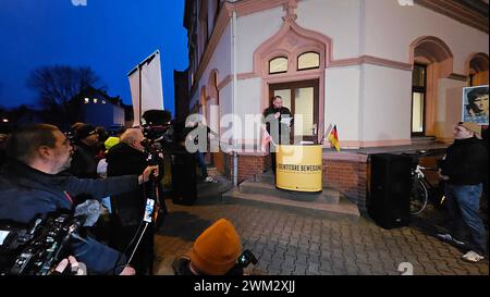 Demo gegen Identitäre Bewegung 23.02.2024, Chemnitz, Demonstration Das Bündnis Chemnitz Nazifrei Hat für Freitag um 18,00 Uhr in Chemnitz, Zwickauer Straße/ Edisonstraße, zu einer Demonstration gegen das Identitäre Zentrum und den rechtsextremen Aktivisten und Autor aufgerufen. Martin Sellner will im identitären Zentrum einen Vortrag halten. aufgerufen. DAS Motto der Demonstration lautet : gegen Martin Sellner, die Identitäre Bewegung und ihre rechte Hetzte . Die Polizei ist mit starken Kräften vor Ort. Redner der ID. Bewegung Chemnitz Sachsen BRD *** manifestation contre le mouvement identitaire Banque D'Images