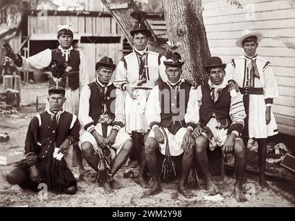 Portrait de groupe des braves séminoles en tenue indigène, c1896. Banque D'Images