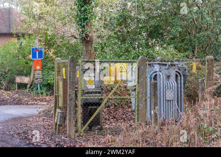 Petite sous-station électrique rurale, Surrey, Angleterre, Royaume-Uni Banque D'Images