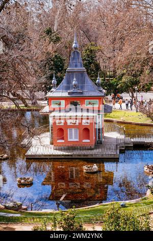 Casita del Pescador del Buen Retiro est l'une des petites constructions folles et romantiques que le roi Fernando VII a ordonné de construire dans le parc Retiro, Banque D'Images