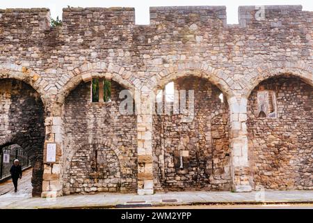 Porte de l'ancre bleue et arcades de la vieille muraille de la ville. Southampton, Hampshire, Angleterre, Royaume-Uni, Royaume-Uni, Europe Banque D'Images