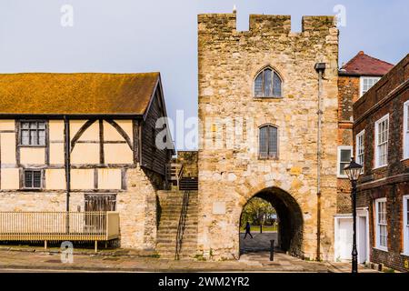 Westgate dans les remparts de la vieille ville (R) et Westgate Hall (l), vue de l'intérieur. Southampton, Hampshire, Angleterre, Royaume-Uni, Royaume-Uni, Europe Banque D'Images