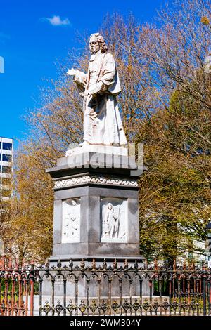 Statue de Isaac Watts en Watts Park, Southampton, Hampshire, Angleterre, Royaume-Uni, UK, Europe Banque D'Images