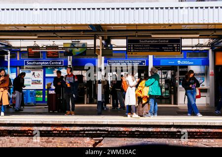 Passagers en attente sur le quai. Southampton Central Railway station est une gare principale desservant la ville de Southampton, Hampshire, Angleterre, United Banque D'Images