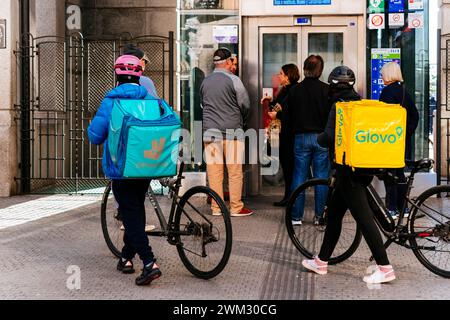 Deliveroo et Glovo livreur cycliste dans le centre-ville. Madrid, Comunidad de Madrid, Espagne, Europe Banque D'Images