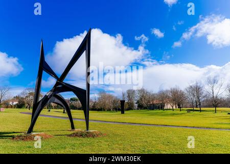 Sculpture 'Morning Cobweb' par Alexander Calder. Le Musée Chillida-Leku est un grand espace de jardins et de forêts où le sculpteur Eduardo Chillida s Banque D'Images