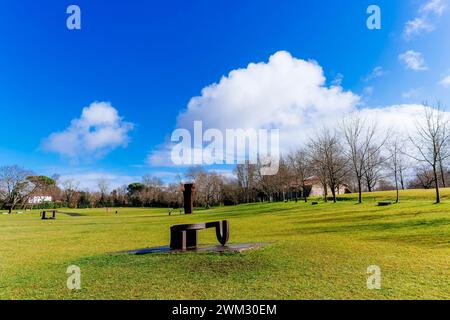 Le Musée Chillida-Leku est un grand espace de jardins et de forêts et une ferme rénovée, Caserío Zabalaga, où le sculpteur Eduardo Chillida montre Banque D'Images