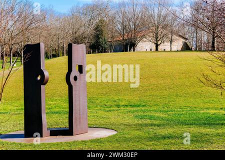 Le Musée Chillida-Leku est un grand espace de jardins et de forêts et une ferme rénovée, Caserío Zabalaga, où le sculpteur Eduardo Chillida montre Banque D'Images