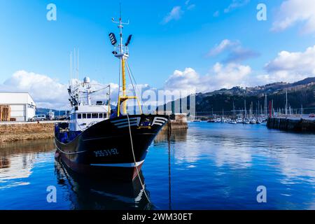 Bateau de pêche en haute mer amarré dans le port Getaria. Getaria, Guipúzcoa, País Vasco, Espagne, Europe Banque D'Images