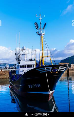 Bateau de pêche en haute mer amarré dans le port Getaria. Getaria, Guipúzcoa, País Vasco, Espagne, Europe Banque D'Images