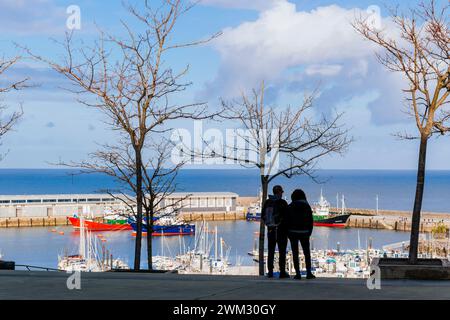 Couple au point de vue sur le port Getaria. Getaria, Guipúzcoa, País Vasco, Espagne, Europe Banque D'Images