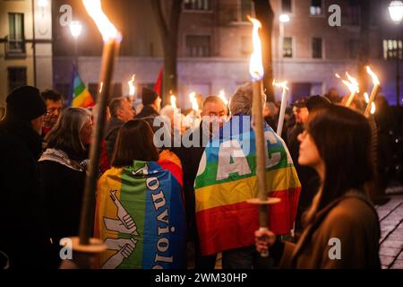 Torino, Italie. 23 février 2024. Foto Marco Alpozzi/LaPresse 23 Febbraio2024 -Torino, Italia - Cronaca - Fiaccolata per la Pace a Gaza e in Ucraina nel giorno del secondo anniversario dell'invasione dell'Ucraina da parte della Russia 23 février 2024 Turin, Italie - Actualités - défilé aux flambeaux pour la paix à Gaza et en Ukraine à l'occasion du deuxième anniversaire de l'invasion russe de l'Ukraine crédit : LaPresse/Alamy Live News Banque D'Images