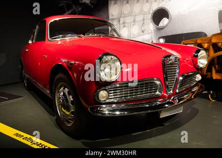 Turin, Italie - 11 novembre 2023 : Musée de l'automobile. Alfa Romeo Giulietta Sprint, 1954. Araignée rouge, design classique de luxe italien. Banque D'Images