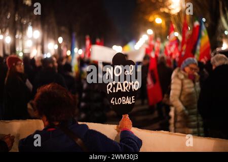 Torino, Italie. 23 février 2024. Foto Marco Alpozzi/LaPresse 23 Febbraio2024 -Torino, Italia - Cronaca - Fiaccolata per la Pace a Gaza e in Ucraina nel giorno del secondo anniversario dell'invasione dell'Ucraina da parte della Russia 23 février 2024 Turin, Italie - Actualités - défilé aux flambeaux pour la paix à Gaza et en Ukraine à l'occasion du deuxième anniversaire de l'invasion russe de l'Ukraine crédit : LaPresse/Alamy Live News Banque D'Images