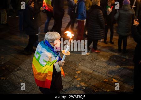 Torino, Italie. 23 février 2024. Foto Marco Alpozzi/LaPresse 23 Febbraio2024 -Torino, Italia - Cronaca - Fiaccolata per la Pace a Gaza e in Ucraina nel giorno del secondo anniversario dell'invasione dell'Ucraina da parte della Russia 23 février 2024 Turin, Italie - Actualités - défilé aux flambeaux pour la paix à Gaza et en Ukraine à l'occasion du deuxième anniversaire de l'invasion russe de l'Ukraine crédit : LaPresse/Alamy Live News Banque D'Images