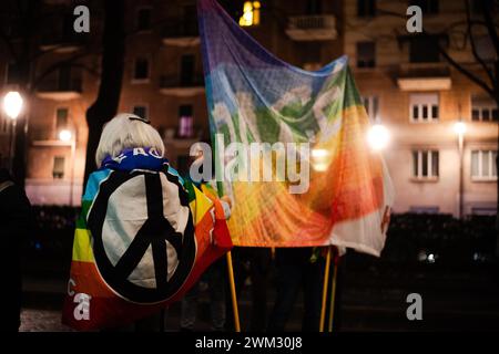 Torino, Italie. 23 février 2024. Foto Marco Alpozzi/LaPresse 23 Febbraio2024 -Torino, Italia - Cronaca - Fiaccolata per la Pace a Gaza e in Ucraina nel giorno del secondo anniversario dell'invasione dell'Ucraina da parte della Russia 23 février 2024 Turin, Italie - Actualités - défilé aux flambeaux pour la paix à Gaza et en Ukraine à l'occasion du deuxième anniversaire de l'invasion russe de l'Ukraine crédit : LaPresse/Alamy Live News Banque D'Images