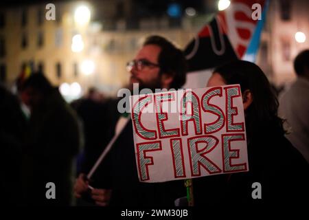 Torino, Italie. 23 février 2024. Foto Marco Alpozzi/LaPresse 23 Febbraio2024 -Torino, Italia - Cronaca - Fiaccolata per la Pace a Gaza e in Ucraina nel giorno del secondo anniversario dell'invasione dell'Ucraina da parte della Russia 23 février 2024 Turin, Italie - Actualités - défilé aux flambeaux pour la paix à Gaza et en Ukraine à l'occasion du deuxième anniversaire de l'invasion russe de l'Ukraine crédit : LaPresse/Alamy Live News Banque D'Images