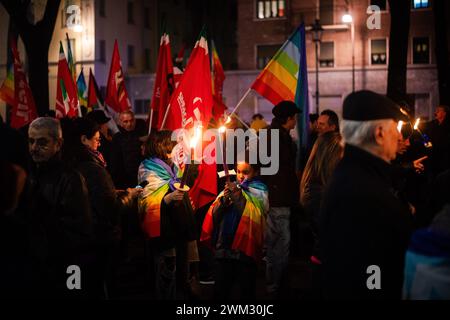 Torino, Italie. 23 février 2024. Foto Marco Alpozzi/LaPresse 23 Febbraio2024 -Torino, Italia - Cronaca - Fiaccolata per la Pace a Gaza e in Ucraina nel giorno del secondo anniversario dell'invasione dell'Ucraina da parte della Russia 23 février 2024 Turin, Italie - Actualités - défilé aux flambeaux pour la paix à Gaza et en Ukraine à l'occasion du deuxième anniversaire de l'invasion russe de l'Ukraine crédit : LaPresse/Alamy Live News Banque D'Images