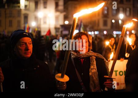 Torino, Italie. 23 février 2024. Foto Marco Alpozzi/LaPresse 23 Febbraio2024 -Torino, Italia - Cronaca - Fiaccolata per la Pace a Gaza e in Ucraina nel giorno del secondo anniversario dell'invasione dell'Ucraina da parte della Russia 23 février 2024 Turin, Italie - Actualités - défilé aux flambeaux pour la paix à Gaza et en Ukraine à l'occasion du deuxième anniversaire de l'invasion russe de l'Ukraine crédit : LaPresse/Alamy Live News Banque D'Images