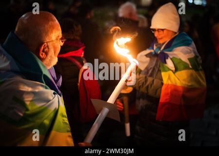 Torino, Italie. 23 février 2024. Foto Marco Alpozzi/LaPresse 23 Febbraio2024 -Torino, Italia - Cronaca - Fiaccolata per la Pace a Gaza e in Ucraina nel giorno del secondo anniversario dell'invasione dell'Ucraina da parte della Russia 23 février 2024 Turin, Italie - Actualités - défilé aux flambeaux pour la paix à Gaza et en Ukraine à l'occasion du deuxième anniversaire de l'invasion russe de l'Ukraine crédit : LaPresse/Alamy Live News Banque D'Images