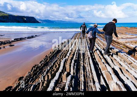 Flysch sur la plage d'Itzurun. Zumaya, Guipúzcoa, País Vasco, Espagne, Europe Banque D'Images