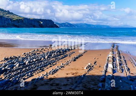 Flysch sur la plage d'Itzurun. Zumaya, Guipúzcoa, País Vasco, Espagne, Europe Banque D'Images