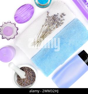 Composition avec fleurs de lavande et cosmétiques naturels isolés sur fond blanc. Flat Lay, vue de dessus. Banque D'Images