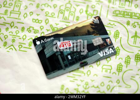 KYIV, UKRAINE - 4 MAI, 2023 : ATB Supermarket carte VISA de réduction pour des prix bas sur différents biens et produits. ATB Supermarket célèbre ses 30 ans d’activité en Ukraine Banque D'Images