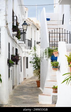 Rues en descente et en montée raides dans l'un des plus beaux villages d'Espagne, Frigiliana, Malaga, Espagne. Banque D'Images