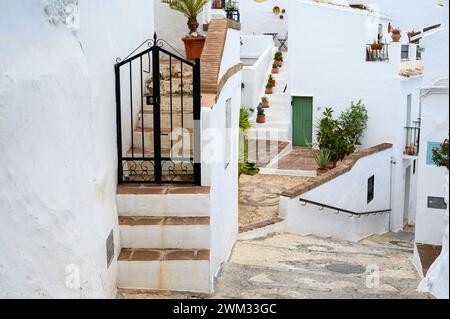 Rues en descente et en montée raides dans l'un des plus beaux villages d'Espagne, Frigiliana, Malaga, Espagne. Banque D'Images