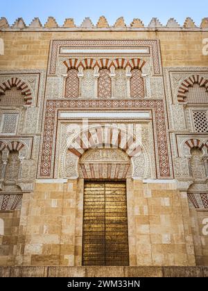 Porte décorée et mur de la cathédrale de la mosquée, Mesquita catedral à Cordoue, Andalousie, Espagne, décoration d'architecture islamique Banque D'Images