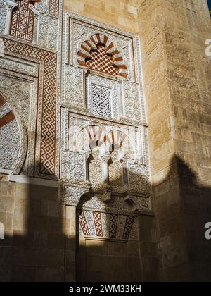 Façade décorée avec des ombres de la cathédrale de la mosquée, Mesquita catedral à Cordoue, Andalousie, Espagne, décoration d'architecture islamique Banque D'Images