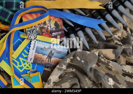 KIEV, UKRAINE - 4 MAI 2023 : attributs ukrainiens et souvenirs sur fond de camouflage pixel vert Banque D'Images