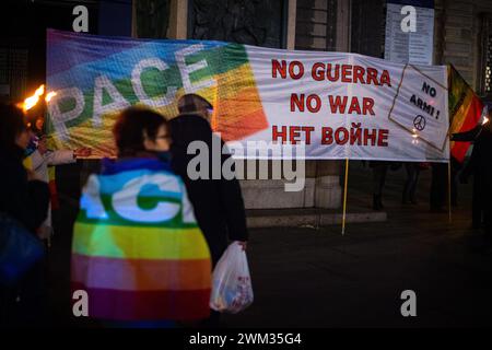 Torino, Italie. 23 février 2024. Foto Marco Alpozzi/LaPresse 23 Febbraio2024 -Torino, Italia - Cronaca - Fiaccolata per la Pace a Gaza e in Ucraina nel giorno del secondo anniversario dell'invasione dell'Ucraina da parte della Russia 23 février 2024 Turin, Italie - Actualités - défilé aux flambeaux pour la paix à Gaza et en Ukraine à l'occasion du deuxième anniversaire de l'invasion russe de l'Ukraine crédit : LaPresse/Alamy Live News Banque D'Images