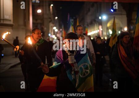 Torino, Italie. 23 février 2024. Foto Marco Alpozzi/LaPresse 23 Febbraio2024 -Torino, Italia - Cronaca - Fiaccolata per la Pace a Gaza e in Ucraina nel giorno del secondo anniversario dell'invasione dell'Ucraina da parte della Russia 23 février 2024 Turin, Italie - Actualités - défilé aux flambeaux pour la paix à Gaza et en Ukraine à l'occasion du deuxième anniversaire de l'invasion russe de l'Ukraine crédit : LaPresse/Alamy Live News Banque D'Images