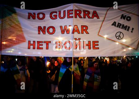 Torino, Italie. 23 février 2024. Foto Marco Alpozzi/LaPresse 23 Febbraio2024 -Torino, Italia - Cronaca - Fiaccolata per la Pace a Gaza e in Ucraina nel giorno del secondo anniversario dell'invasione dell'Ucraina da parte della Russia 23 février 2024 Turin, Italie - Actualités - défilé aux flambeaux pour la paix à Gaza et en Ukraine à l'occasion du deuxième anniversaire de l'invasion russe de l'Ukraine crédit : LaPresse/Alamy Live News Banque D'Images