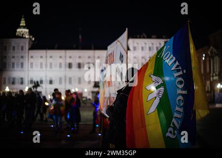 Torino, Italie. 23 février 2024. Foto Marco Alpozzi/LaPresse 23 Febbraio2024 -Torino, Italia - Cronaca - Fiaccolata per la Pace a Gaza e in Ucraina nel giorno del secondo anniversario dell'invasione dell'Ucraina da parte della Russia 23 février 2024 Turin, Italie - Actualités - défilé aux flambeaux pour la paix à Gaza et en Ukraine à l'occasion du deuxième anniversaire de l'invasion russe de l'Ukraine crédit : LaPresse/Alamy Live News Banque D'Images