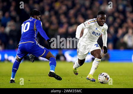 Wilfried Gnonto de Leeds United, (à droite) combat pour le ballon avec Stephy Mavididi de Leicester City lors du Sky Bet Championship match à Elland Road, Leeds. Date de la photo : vendredi 23 février 2024. Banque D'Images